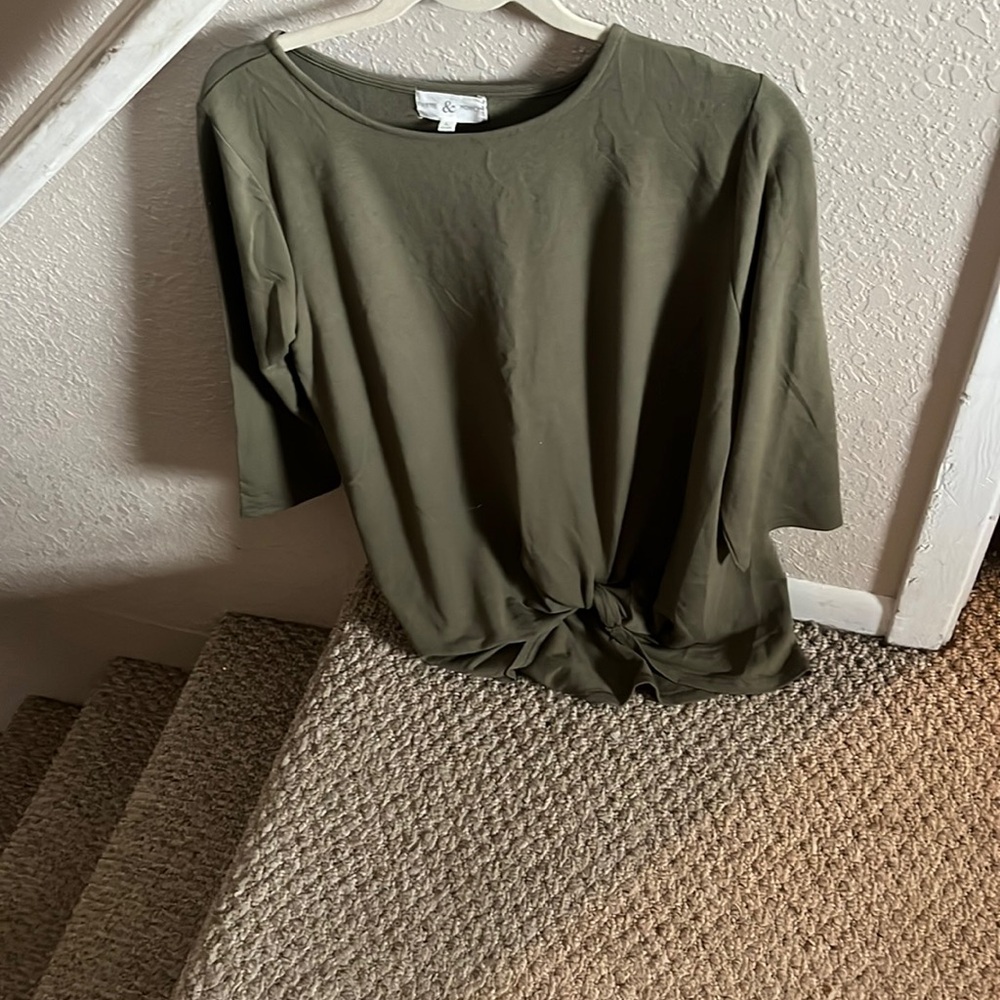 Super cute little green top three-quarter sleeves a little knot in the front